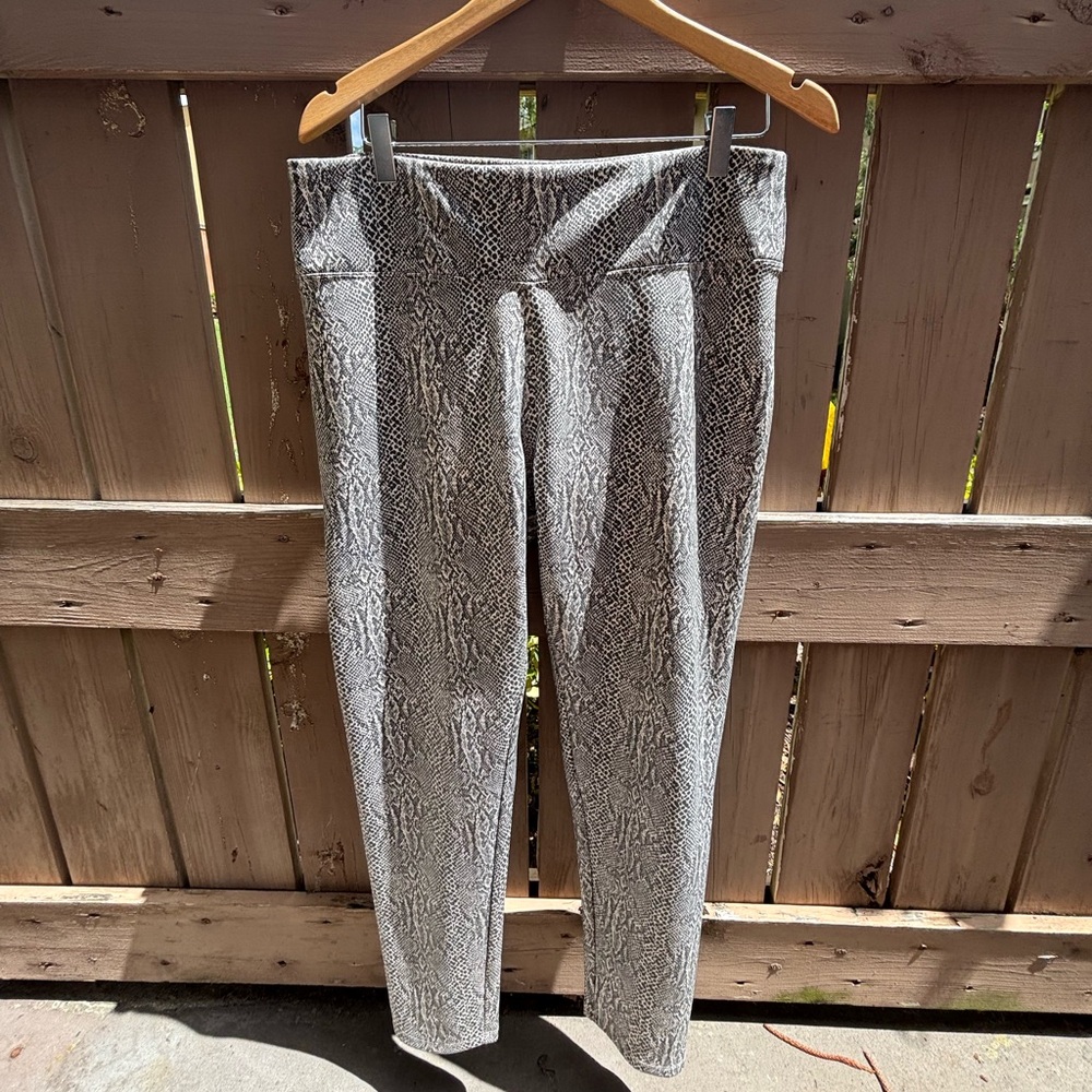 Express Python Pattern Leggings - Black And Gray - image 4
